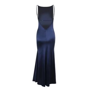 Vue détaillée du dos d'une robe de soirée en satin bleu foncé avec dos nu élégant