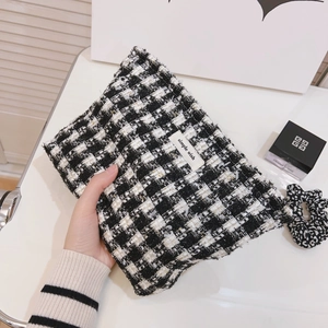 Pochette cosmétique minimaliste en tweed noir et blanc avec étiquette Simple Wish et chouchou