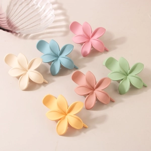 Lot de sept pinces à cheveux fleurs mates en couleurs pastel sur fond neutre chic