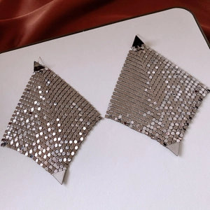 Vue détaillée de boucles d'oreilles en maille argentée souple avec triangle noir chic