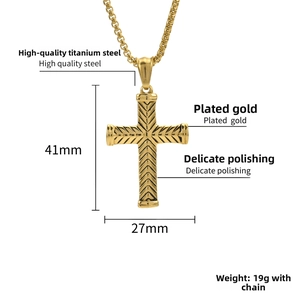 Détail macro du pendentif croix dorée avec texture en V, taille 41mm x 27mm, poids 19g