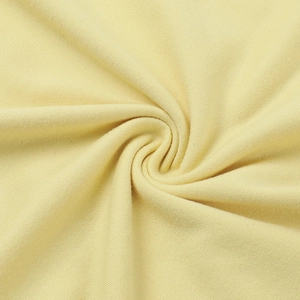 Dettaglio macro del tessuto a maglia a coste giallo chiaro, morbido ed elastico
