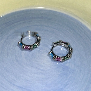 Créoles en argent chic avec zircons colorés et détails de texture de bambou