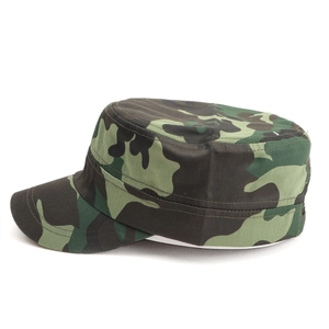 Zijaanzicht van de militaire camouflagepet met platte bovenkant van twill stof