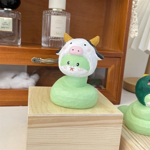 Détail d'une figurine de serpent en résine sculptée à la main avec chapeau de vache