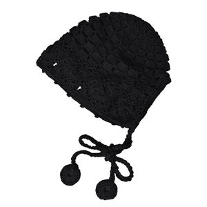 Bonnet bohème en crochet noir fait main pour femme avec glands et motif tricoté ajouré