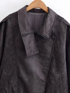 Détail du blouson motard en daim gris foncé avec fermetures éclair et épaulettes d'épaule