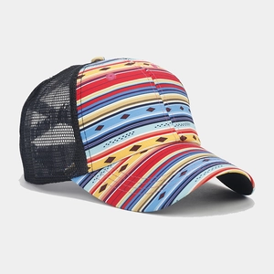 Dettaglio del cappello trucker a righe colorate con rete nera traspirante sul retro