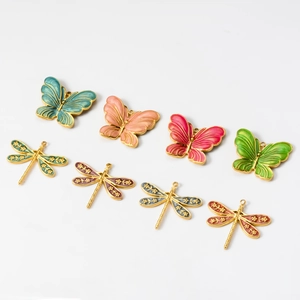 Bunte Emaille-Anhänger in Schmetterlings- und Libellenform für DIY-Schmuck aus Edelstahl