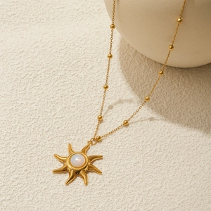 Detail der 18K vergoldeten Edelstahl Sonnenkette mit Opal-Anhänger und Perlenkette