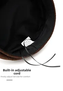 Détail de la casquette en cachemire avec cordon de serrage réglable et doublure interne