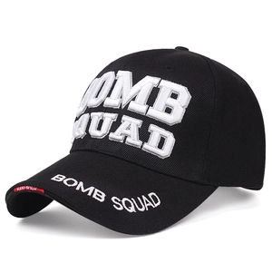 Casquette de baseball noire pour hommes avec broderie Bomb Squad blanche et visière