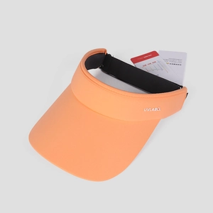 Vista dettagliata di una visiera sportiva arancione da donna con logo UVLABCL stampato