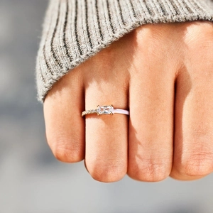Detail of s925 silver heart ring with rectangular zircon and pink enamel coating