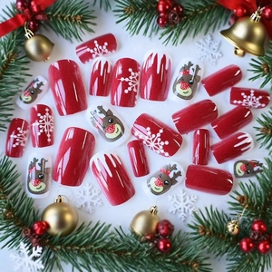 Unghie finte natalizie rosse con renne e fiocchi di neve in forma quadrata media