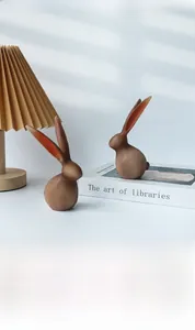 Vue détaillée de deux figurines de lapins modernes en marron mat avec détails orange