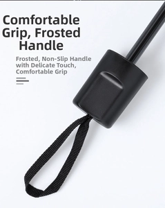 Detalle del mango ergonómico mate antideslizante con correa para paraguas plegable negro
