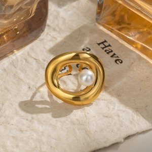 Elegant 18K gold plated stainless steel open ring featuring a single white pearl