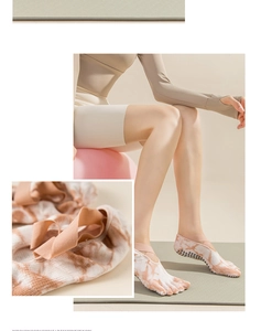 Gros plan de chaussettes de yoga tie-dye à cinq doigts avec grips antidérapants et sangles