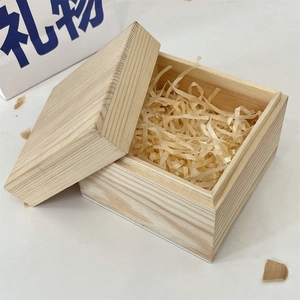 Boîte cadeau carrée en bois naturel avec couvercle et copeaux de papier pour sculpture