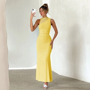 Détail d'une robe longue en maille jaune ajustée avec une texture plissée élégante