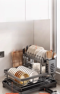 Détail d'égouttoir à 2 niveaux noir pouvant contenir 18 bols et 12 assiettes