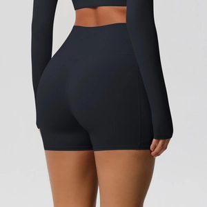 Détail du short de yoga noir à taille haute avec couture galbante et tissu respirant