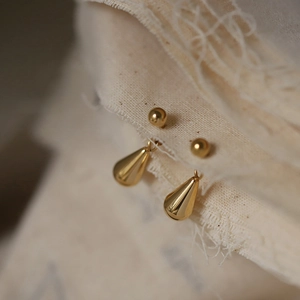 Orecchini a goccia in oro minimalisti con perno a sfera e finitura lucida a specchio