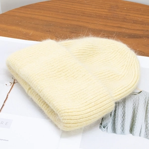 Primer plano del gorro de punto amarillo pálido con textura gruesa de pelo de conejo