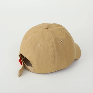 Detailansicht der khakifarbenen Baumwollkappe mit Klettverschluss und rotem Label