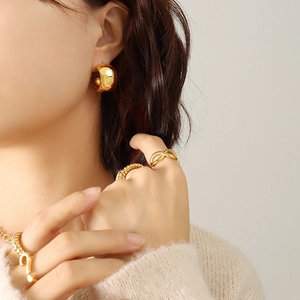Chic 18K vergoldete C-förmige Kugelohrringe und künstlerische Wellenringe Set für Damen