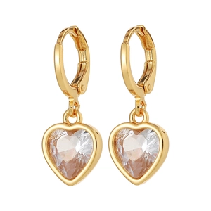 Détail de boucles d'oreilles cœur en cristal avec monture dorée sur fond blanc