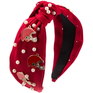 Détail du bandeau noué rouge avec perles blanches et charms de casque de rugby