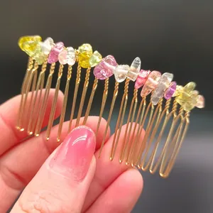 Dettaglio macro di un pettine per capelli fatto a mano con cristalli grezzi e filo d'oro