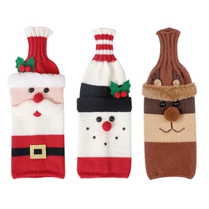Lot de trois couvre-bouteilles de Noël tricotés avec Père Noël, bonhomme de neige et renne