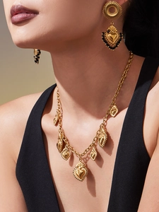 Détail du collier et des boucles d'oreilles en acier inoxydable plaqué or 18k avec cœurs