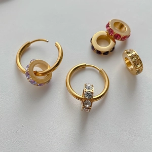 Elegante goldene Edelstahl-Ohrringe mit farbenfrohen Zirkonia-Kristallanhängern für Damen