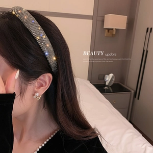 Serre-tête élégant en argent avec cristaux scintillants porté par un mannequin de mode
