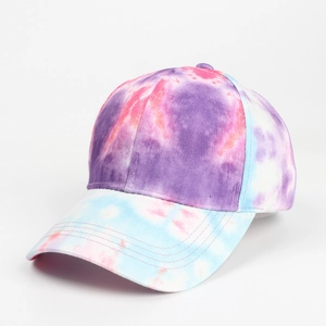 Détail d'une casquette de baseball tie-dye avec tissu en coton violet, rose et bleu
