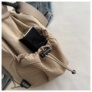 Detail der Nylon-Beuteltasche mit Kordelzug und seitlicher Netztasche für Zubehör