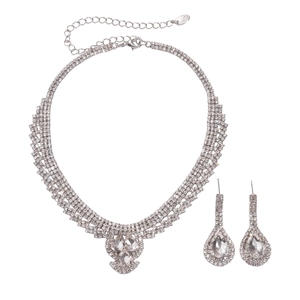 Parure de bijoux élégante en argent avec pendentifs gouttes d'eau et strass scintillants