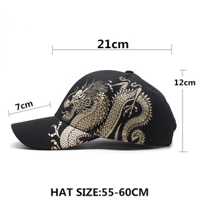 Schwarze Baseballkappe mit goldener Drachenstickerei inklusive Größenangaben