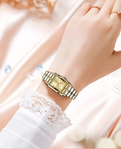 Montre femme élégante avec cadran carré doré et bracelet en acier bicolore sur soie