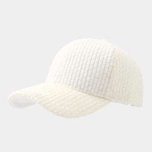 Gros plan détaillé de la casquette de baseball en tricot blanc avec texture côtelée
