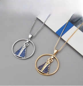 Détail macro de pendentifs religieux dorés et argentés avec Notre-Dame d'Aparecida
