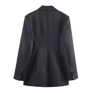 Giacca da tailleur in raso nero da donna con vestibilità slim e polsini abbottonati