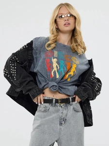 Λεπτομέρεια από μαύρο βαμβακερό T-shirt με τύπωμα Disco και τζιν μπουφάν με τρουκς