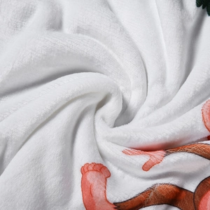 Nahaufnahme des weichen weißen Flanellstoffs mit Plüschstruktur und Comic-Tiermotiv