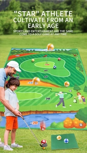 Padre e hijo jugando con el set de alfombra de golf infantil en césped exterior