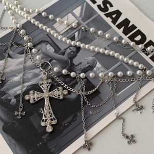 Collier multi-rangs élégant avec perles et croix baroque incrustée de strass brillants